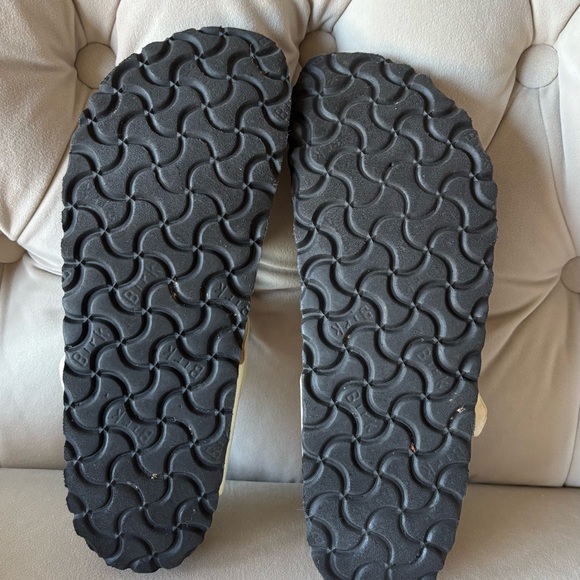 Birkenstock Gizeh White Sandals. Size 39. Soft footbed. ✨sparkly! ✨ - Picture 3 of 4